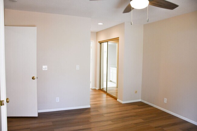 Building Photo - Newly remodeled and updated