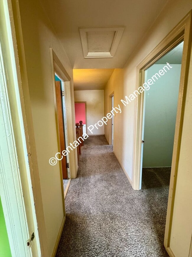 Building Photo - 5 bedroom 3 bath house with fenced yard