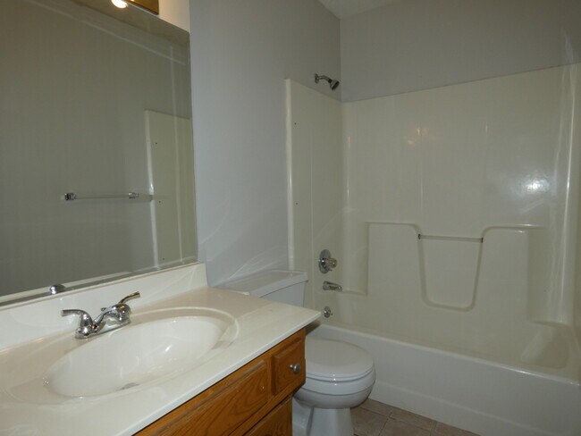 Building Photo - Beautiful Town Home in Kearney, MO