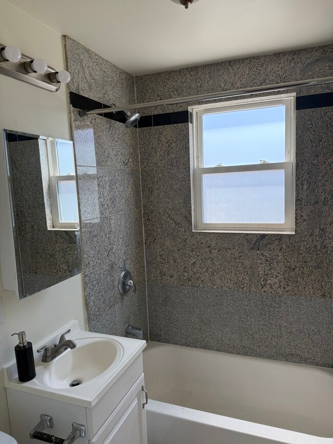 Building Photo - 5320 N Francisco Ave