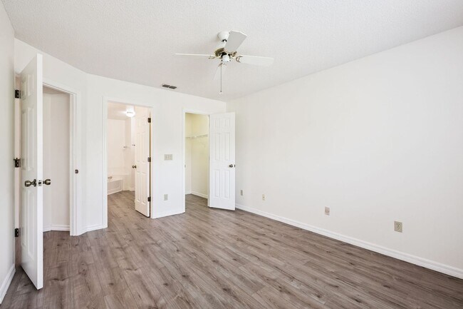 Building Photo - Ground Floor 2 Bed / 2 Bath with New Flooring