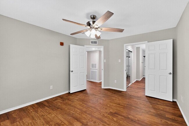 Building Photo - Stylish Upstairs Corner Unit Near Lake Ray Hubbard