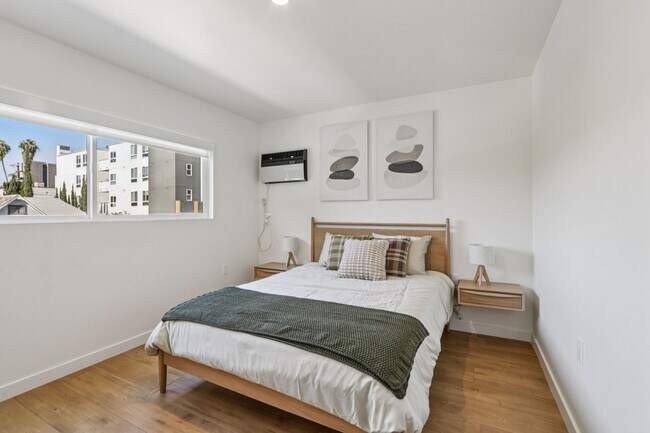 Building Photo - 1422 Tamarind Ave