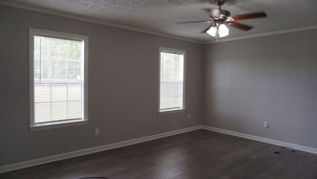 Building Photo - 3 Bedroom Mobile Home in the County