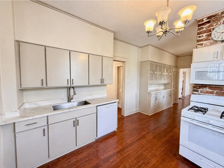 Building Photo - 2035 Joseph St