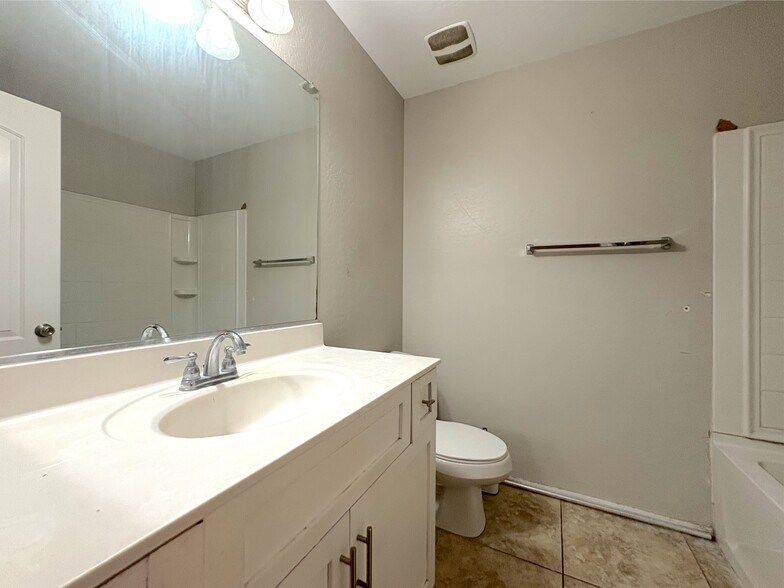 Building Photo - 2048 E Heartwood Ln