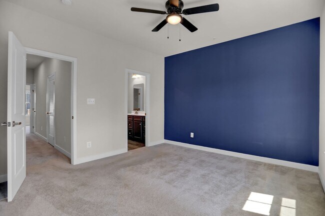 Building Photo - Luxury 4-Story Townhome with Rooftop Terrace!