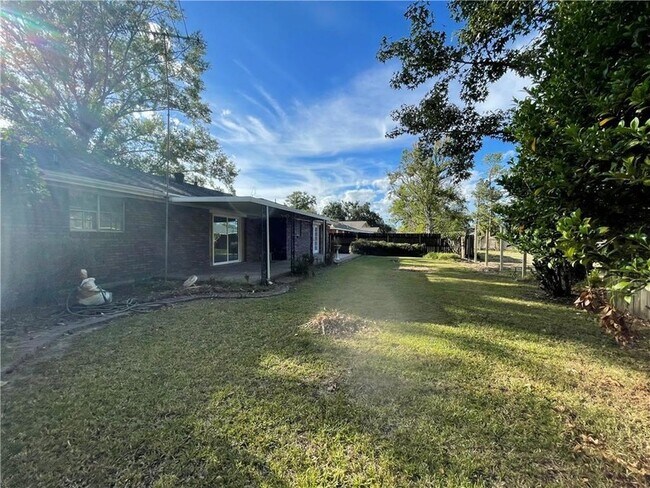 Building Photo - 214 River Oaks Dr