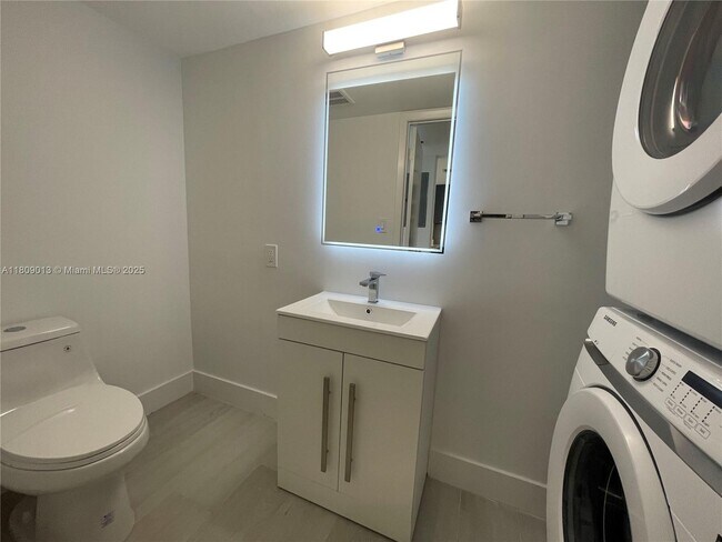 Building Photo - 540 Brickell Key Dr