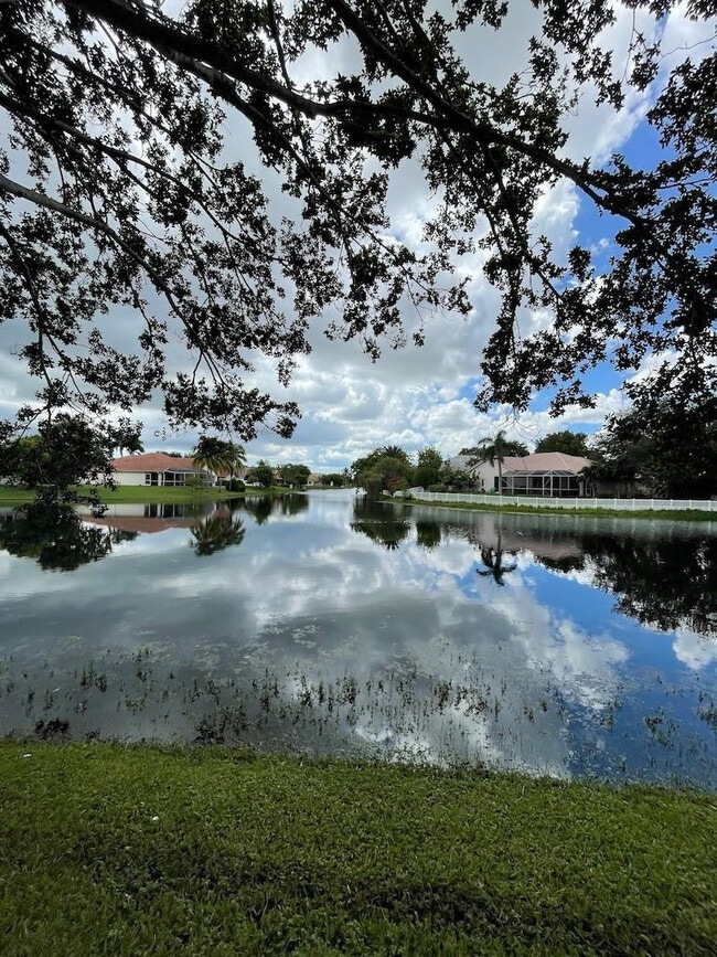 Building Photo - 9490 Palm Cir S