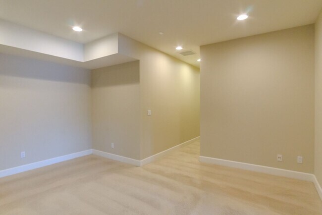 Building Photo - 4Bd/4Ba Seattle Home