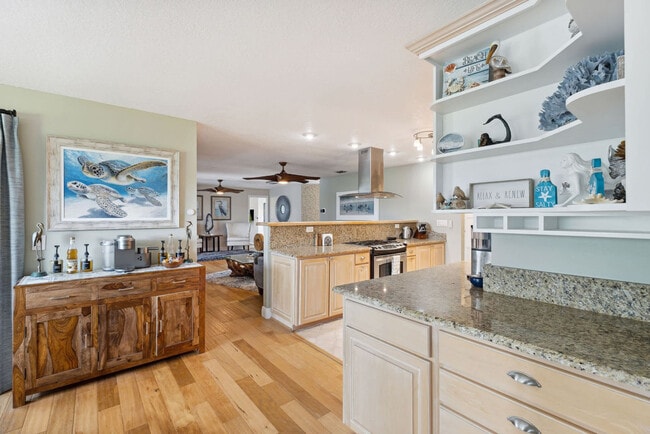 Building Photo - 12 Fairway Dr