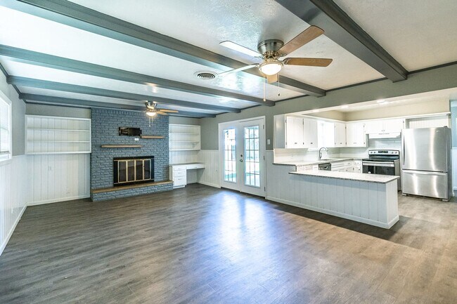 Building Photo - Large 3 bedroom with 2 living areas. Easy ...