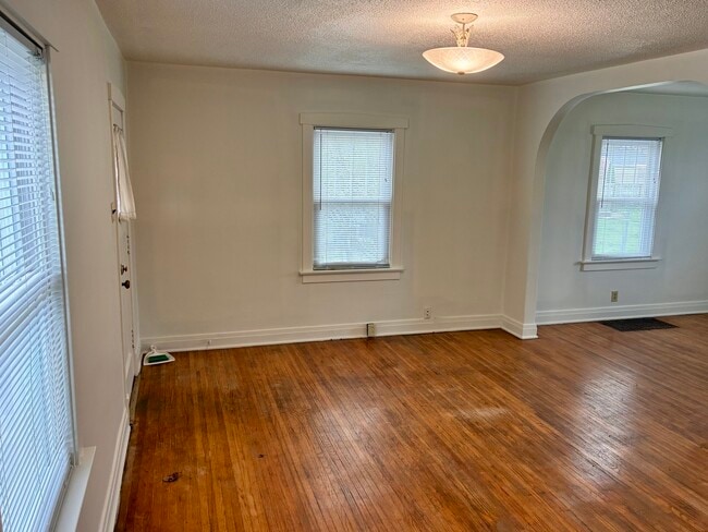 Building Photo - 254 Edward St