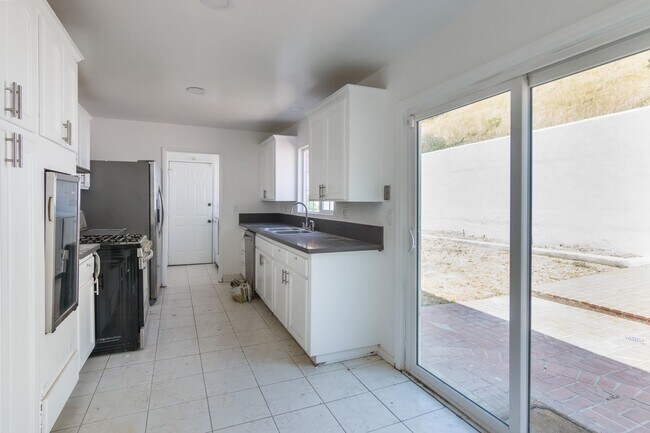 Building Photo - Refreshed 5-bedroom, 3-bathroom home locat...