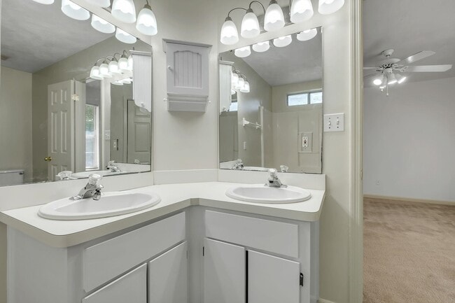 Building Photo - 3214 Skyview Dr