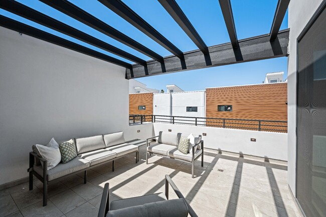 Building Photo - Stunning brand-new 3 Bedroom 4 Bathroom townhouse with private garage and rooftop balcony!