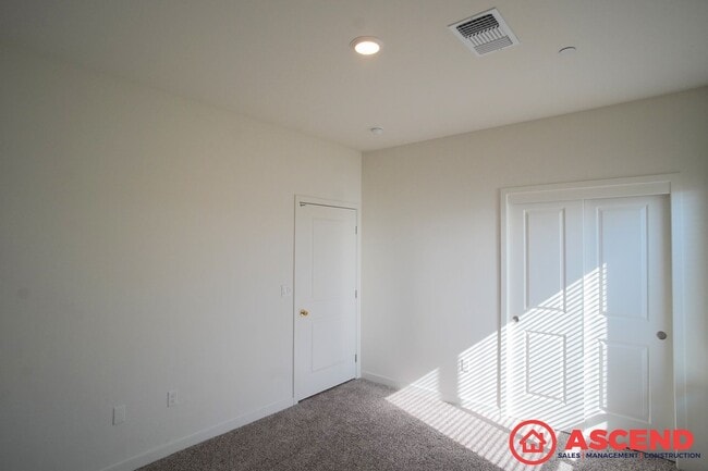 Building Photo - 3 Bedroom Home off Coffee Rd and 7th Stand...