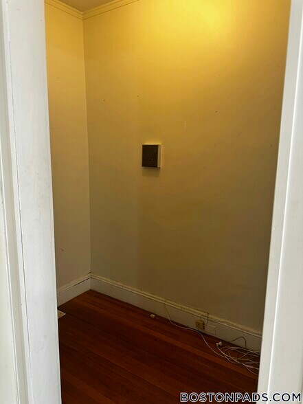 Building Photo - 90 Maple St