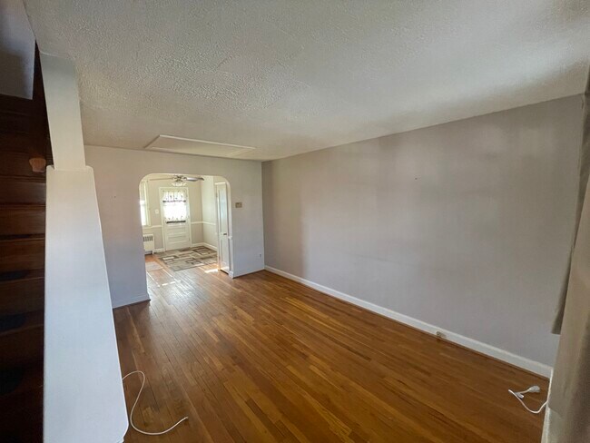 Building Photo - 906 Pine Heights Ave