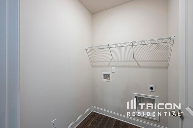 Building Photo - 325 Oxbow St