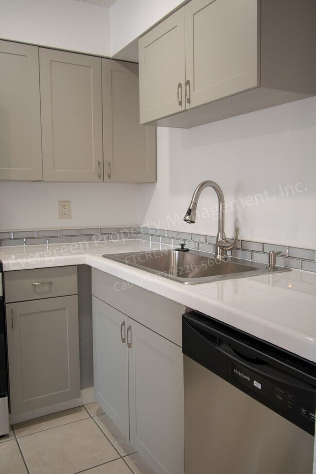 Building Photo - 1705 Heatheridge Rd