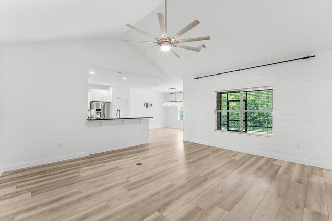 Building Photo - 120 Kinley Ave