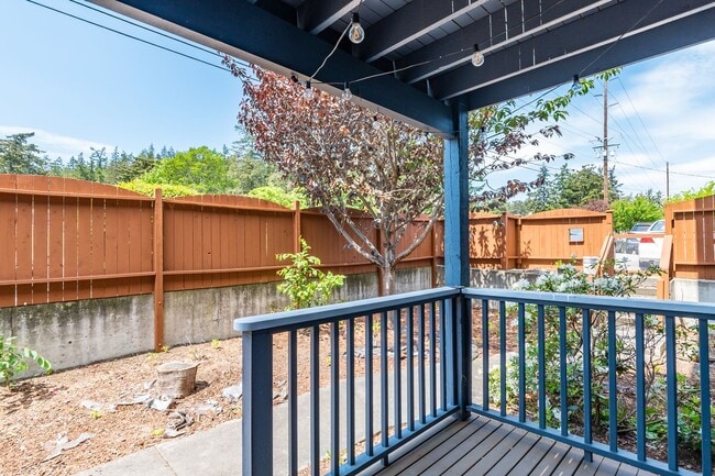 Building Photo - 2 Bed + Den/Office 2 Bath Ground level Condo