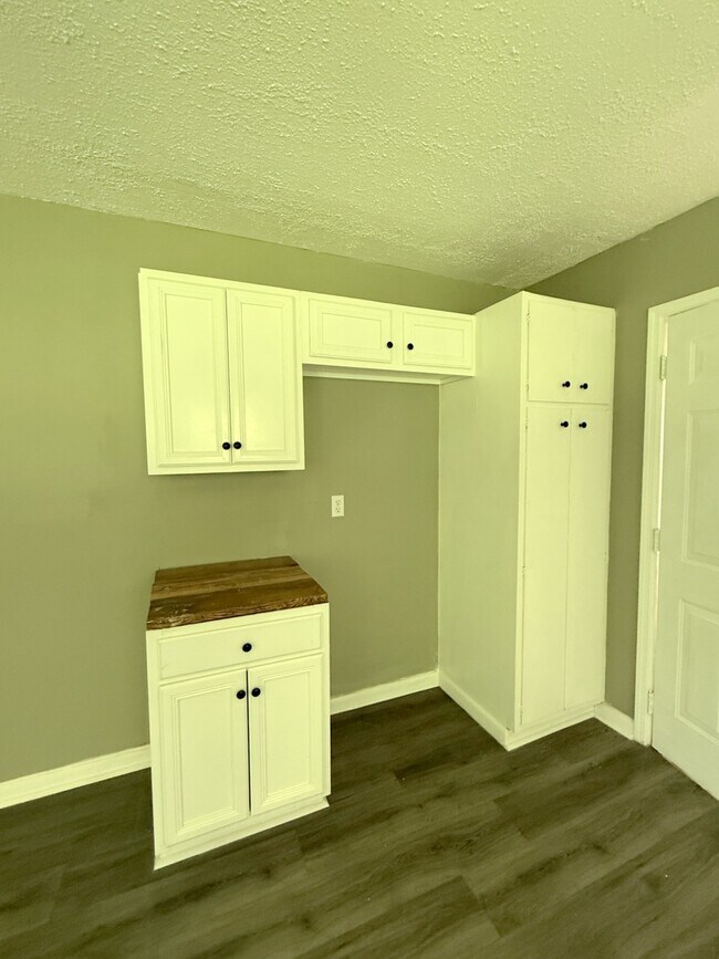 Building Photo - 3015 Shadow Lawn Dr NW