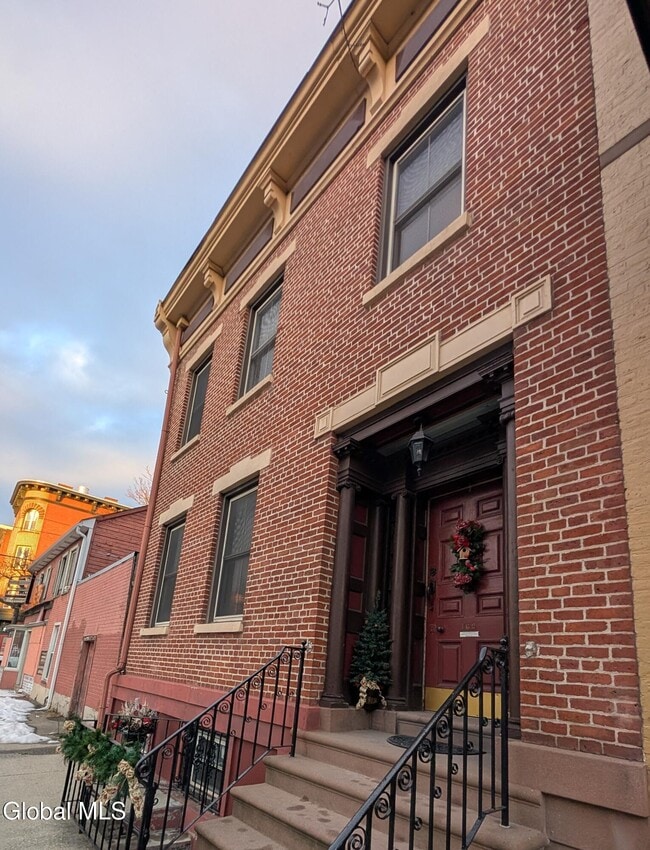 Building Photo - 162 4th St