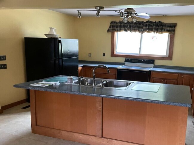 Building Photo - 814 Brattleboro Rd