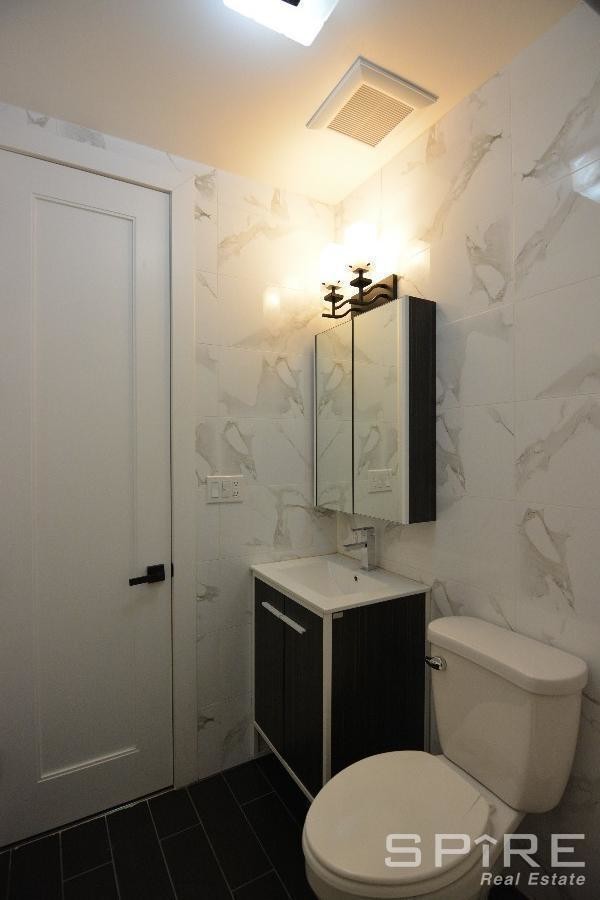 Building Photo - 200 Lawrence Ave