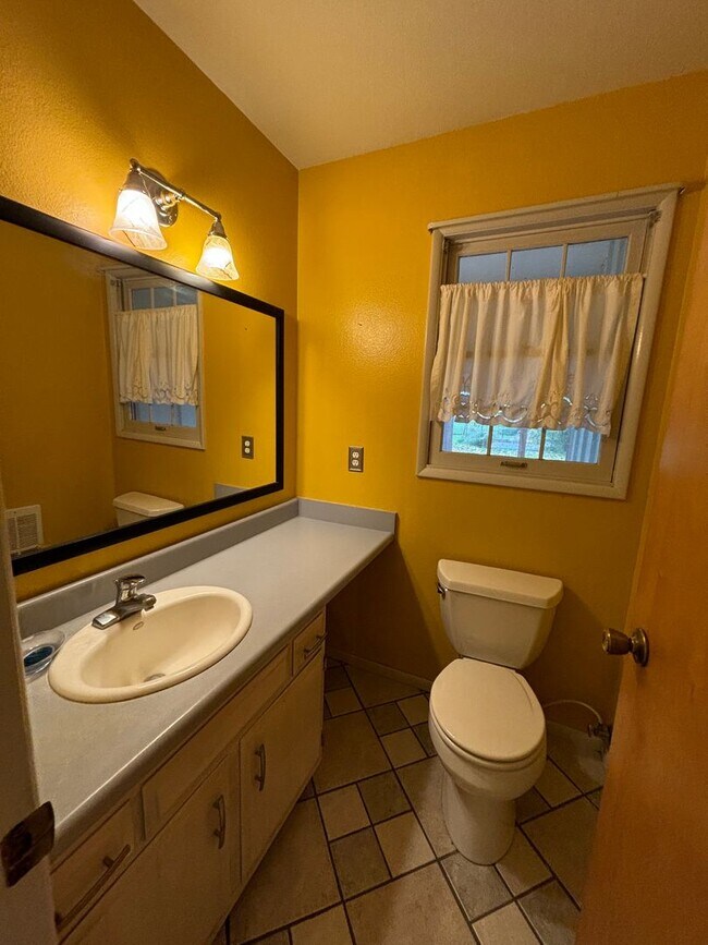 Building Photo - Spacious 4BR, 2.5BA home on 1.3 acres in O...