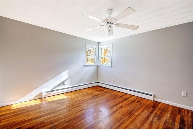 Building Photo - 138 Youngs Ave