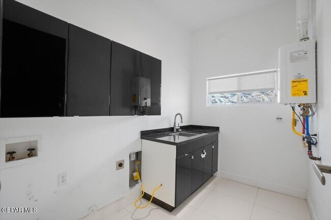 Building Photo - 6324 Via Serena Dr