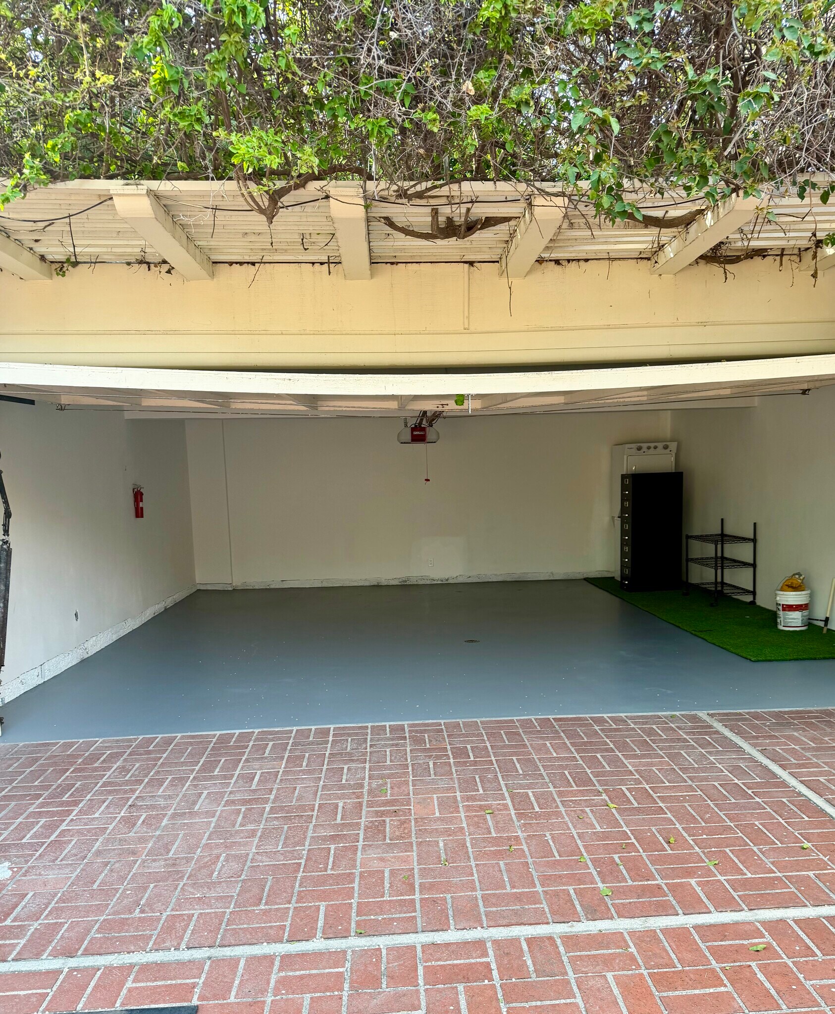 Building Photo - 910 Benedict Canyon Dr