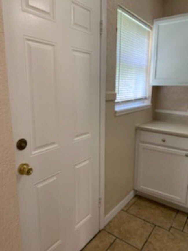 Building Photo - Three Bedroom One Bath