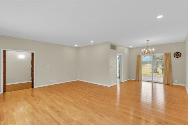 Building Photo - 1803 Golfview Dr