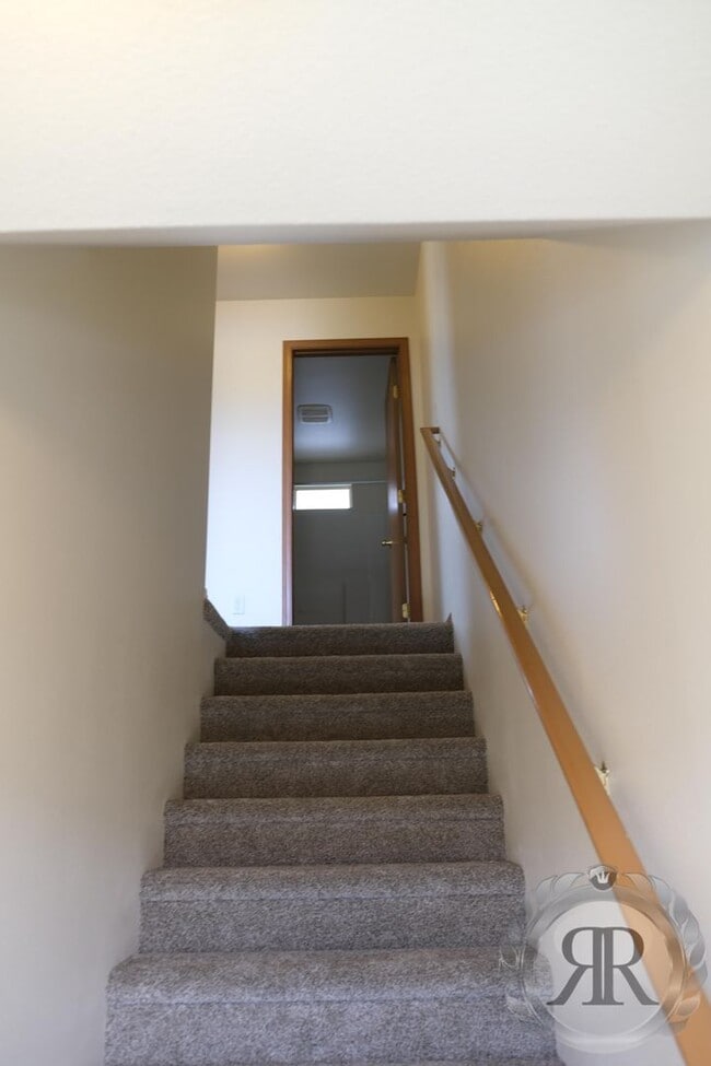 Building Photo - 2 Bedroom, 1 1/2 Bath Townhouse - Move In Ready!