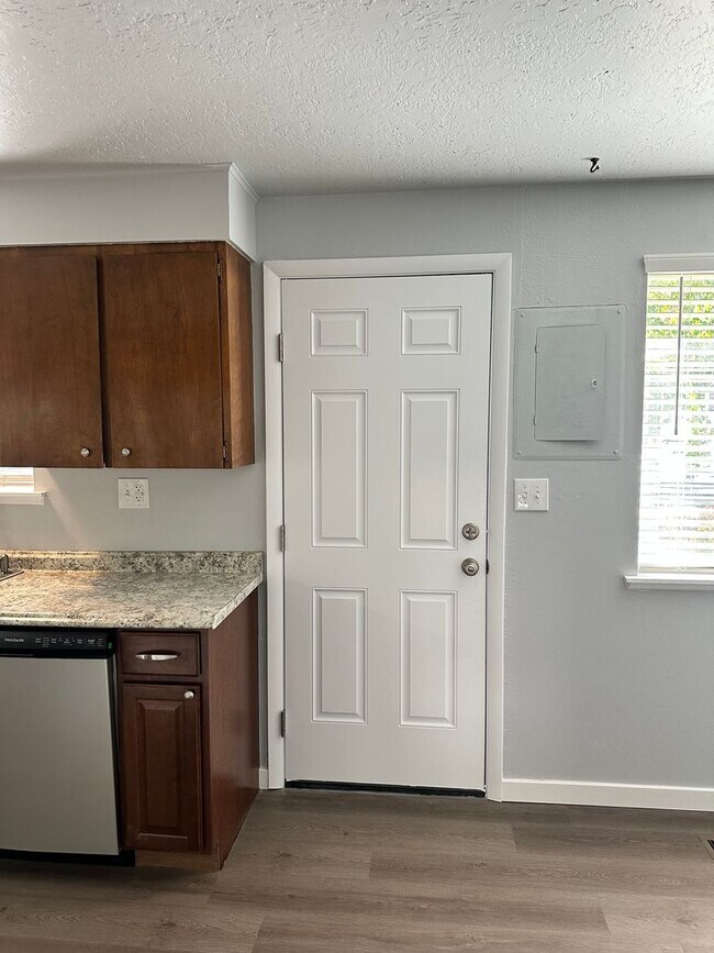 Building Photo - Updated 2-Bedroom 1 Bathroom Near Whitewat...