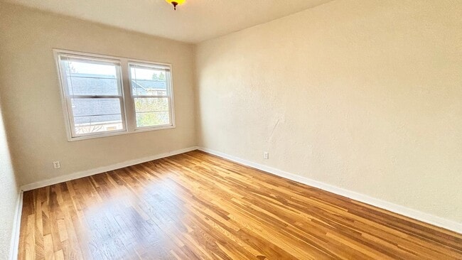 Building Photo - Modern Comfort in the Heart of Hosford Abernethy!