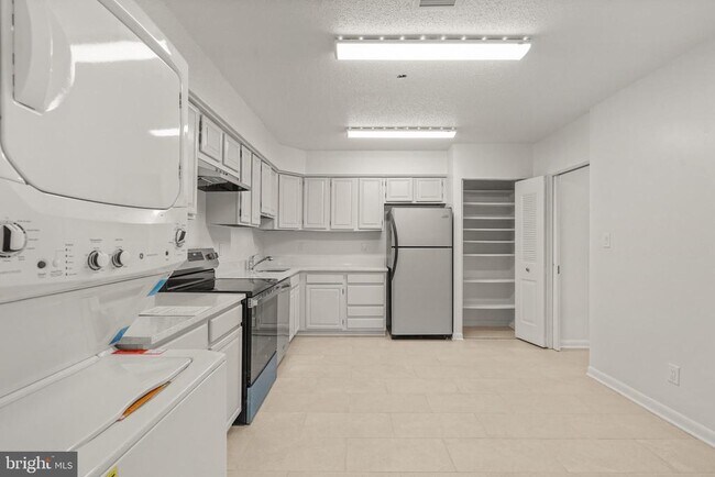 Building Photo - 3709 S George Mason Dr