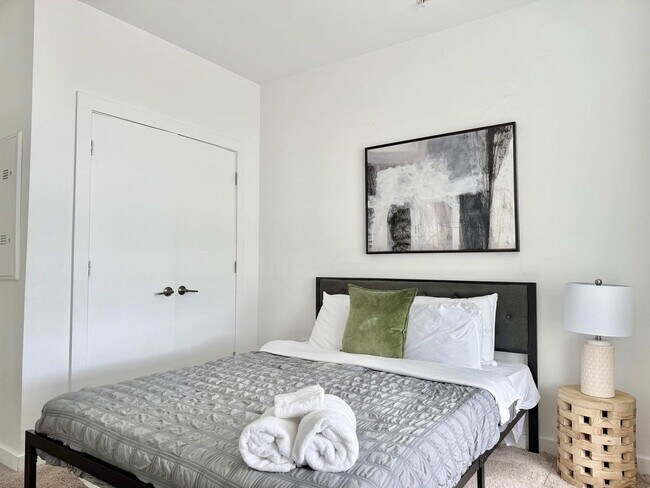 Building Photo - 542 Boulevard NE