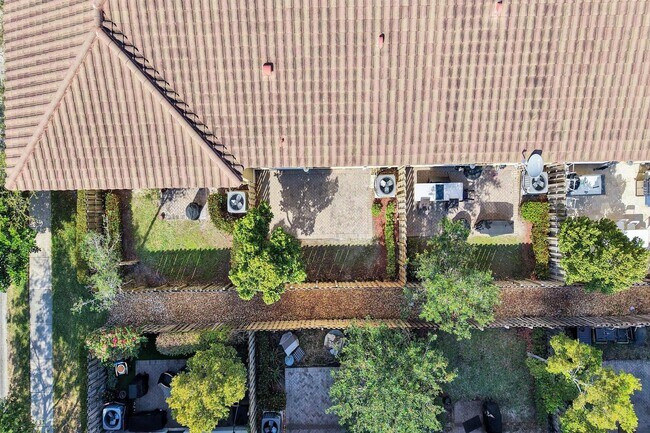 Building Photo - Gorgeous Townhome in Parkland