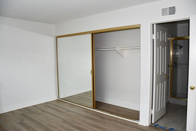 Building Photo - 1271 N Mosswood Dr