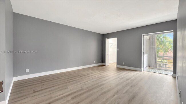 Building Photo - 3571 Inverrary Dr