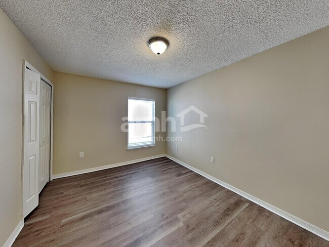 Building Photo - 16027 Dorchester Blvd