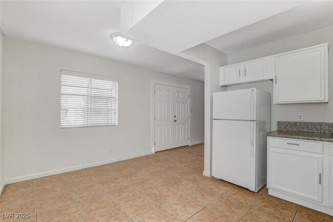 Building Photo - 5813 W Balzar Ave