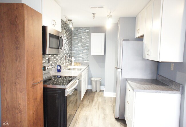 Building Photo - 230 E 9th St