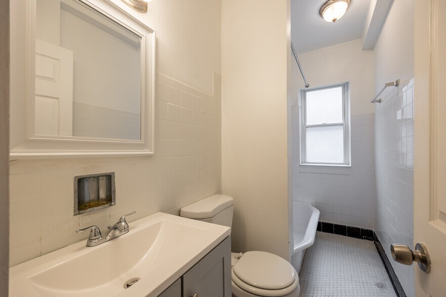 Building Photo - 7350 N Damen Ave